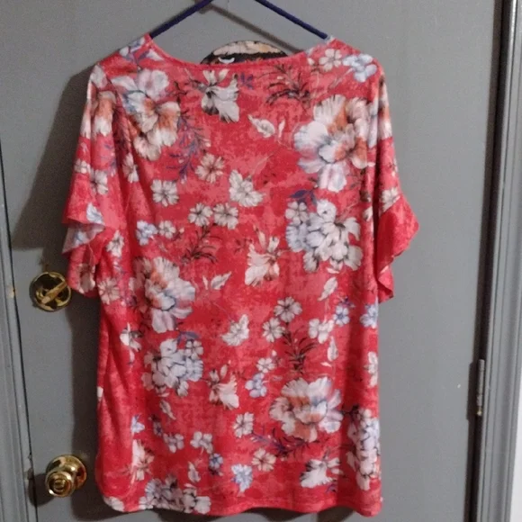 CJ Banks, Vibrant And Stylish Floral Red Women's Top - Picture 3 of 4